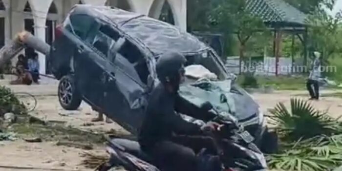 Mobil di Sampang Naik Nangkring di Atas Pohon, Kok Bisa? – Berita Jatim