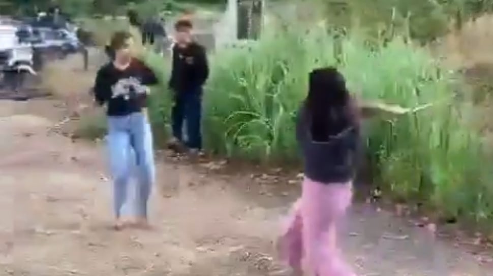 Ngeri! Viral Dua Remaja Putri Duel dengan Celurit, Endingnya Bikin Netizen Geram