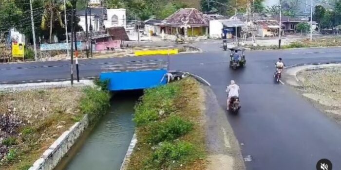 Sial! Pemotor Nyemplung ke Sungai saat Hendak Berbelok