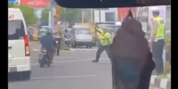 Viral Pemotor Nekat Terobos Iring-iringan Mobil Jokowi hingga Hampir Kena Tempeleng Polisi