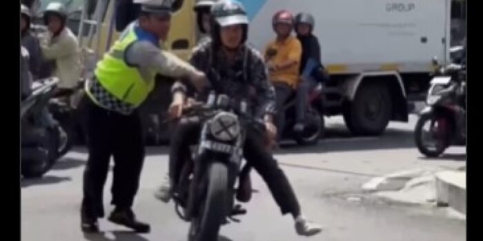 Momen Polisi Terseret-seret saat Tertibkan Pengguna Knalpot Brong, Temannya Jadi Tumbal