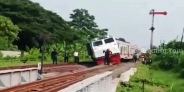 Penampakan KA Pandalungan yang Anjlok di Stasiun Tanggulangin, Warga Berjibun Menonton – Berita Jatim