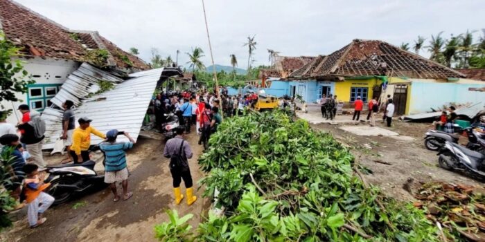 Kondisi Terkini Bondowoso Usai Porak-poranda Diterjang Angin Kencang, Warga Mengungsi dan Siswa Libur