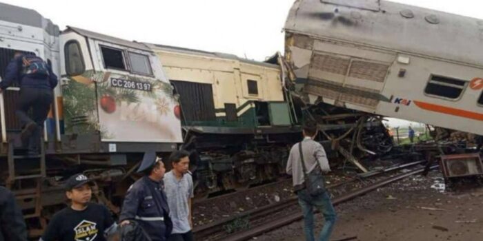 KA Turangga Jurusan Surabaya-Bandung Adu Banteng dengan Commuter Line