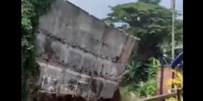 Mengerikan, Video Detik-detik Dinding Penahan Tanah Ambruk di Kampung Keramat Malang – Berita Jatim
