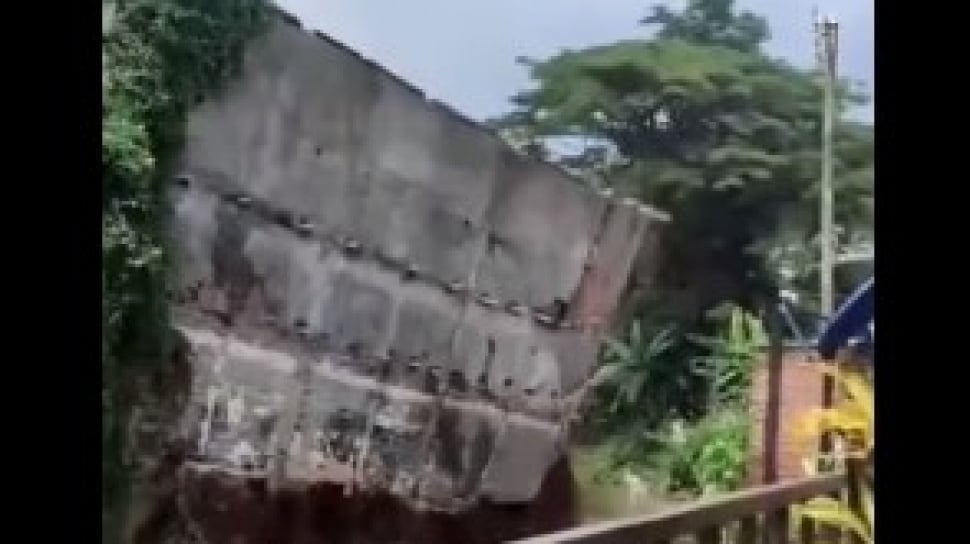 Mengerikan, Video Detik-detik Dinding Penahan Tanah Ambruk di Kampung Keramat Malang
