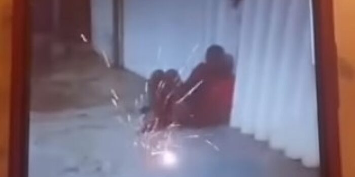 Aksi Wanita Tega Lempar Petasan ke ODGJ Sambil Tertawa Ngakak, Netizen: Orang Ini Lebih Gila – Berita Jatim