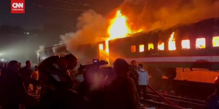Berita Massa Bakar Kereta di Dhaka Jelang Pemilu Bangladesh, 4 Tewas