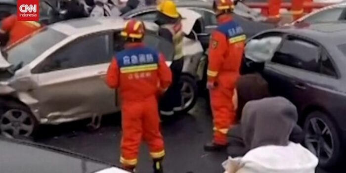 Berita Penampakan Tabrakan Mobil Beruntun Akibat Jalan Licin di China
