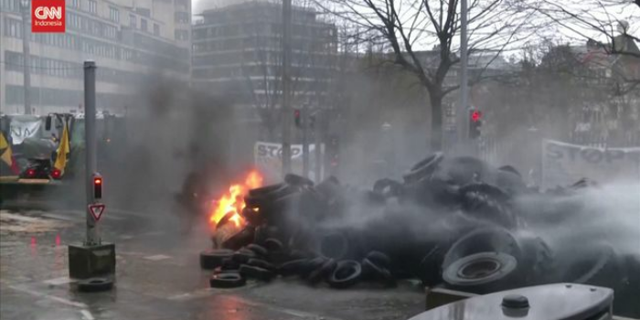 Berita Demo Petani di Brussel Ricuh, Massa Bakar Ban