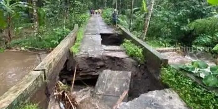 Jembatan Putus, Warga Desa di Blitar Harus Bersusah Payah Menyeberang Sungai