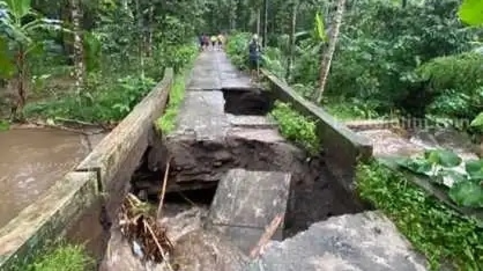 Jembatan Putus, Warga Desa di Blitar Harus Bersusah Payah Menyeberang Sungai