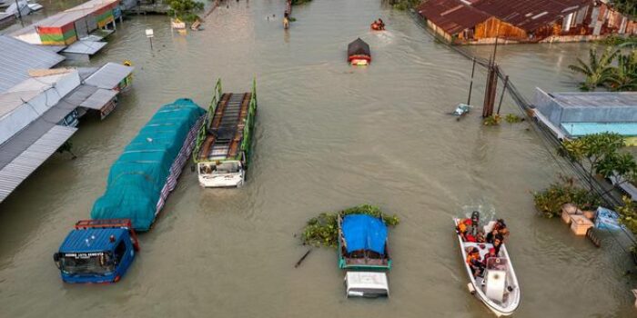 Berita Jalur Pantura Demak-Kudus Lumpuh Imbas Tanggul Sungai Wulan Jebol