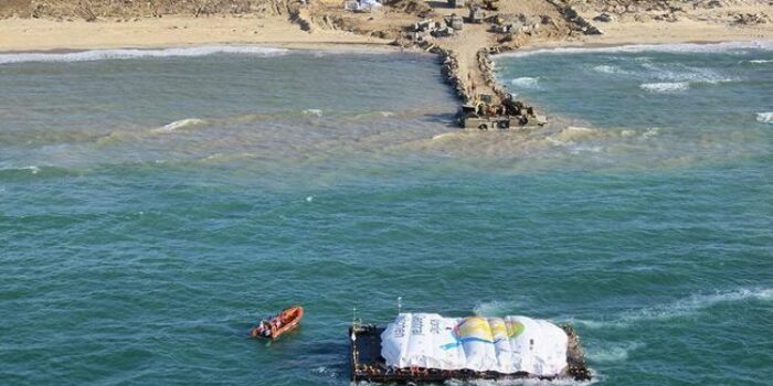 Berita Kapal Pertama Pembawa Bantuan Tiba di Pantai Gaza