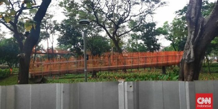 Berita Selamatkan Anak, Warga Jaktim Tertimpa Pohon di Tebet Eco Park