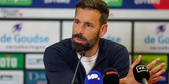 Burnley ‘sedang berdiskusi’ dengan legenda Man Utd mengenai lowongan manajer