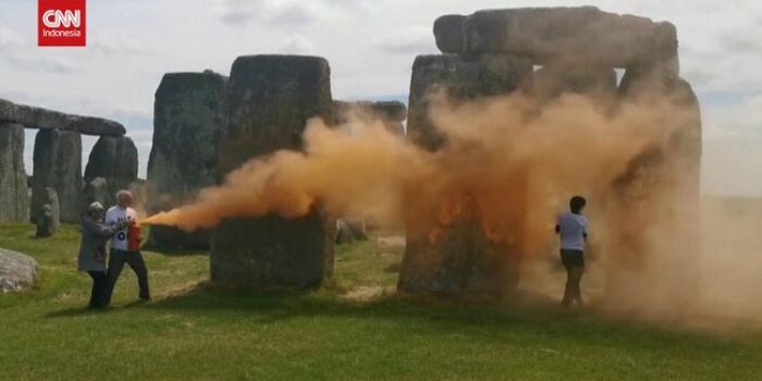 Berita Aktivis Lingkungan Semprotkan Cat ke Monumen Stonehenge