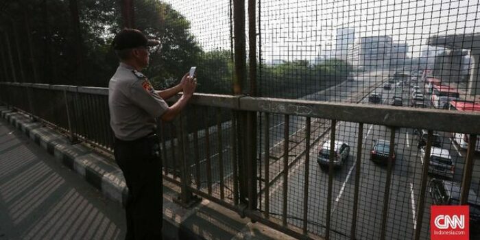 Berita Bocah 8 Tahun Jatuh ke Jalan Tol Usai Bersandar di JPO Jati Asih