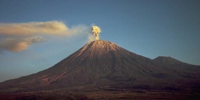 Berita Gunung Semeru Erupsi Dua Kali, Warga Diimbau Menjauh Radius 13 Km