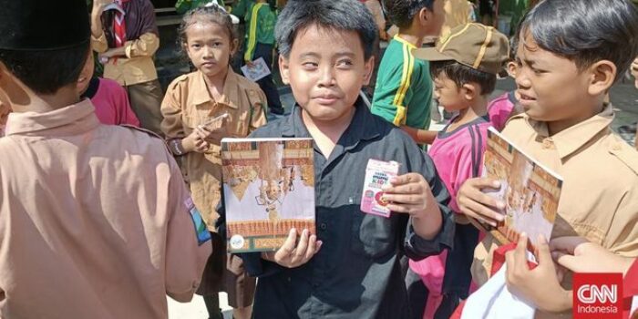 Berita Hasto Kritik Gibran Bagi-bagi Buku Bersampul Jan Ethes ke Anak SD