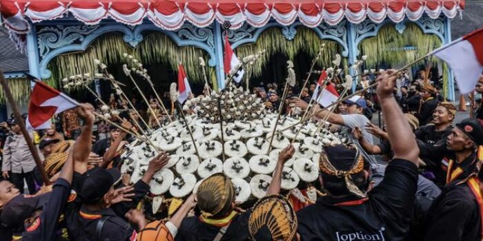 Berita Riuh Perebutan Gunungan di Grebeg Besar Surakarta dan Jogja
