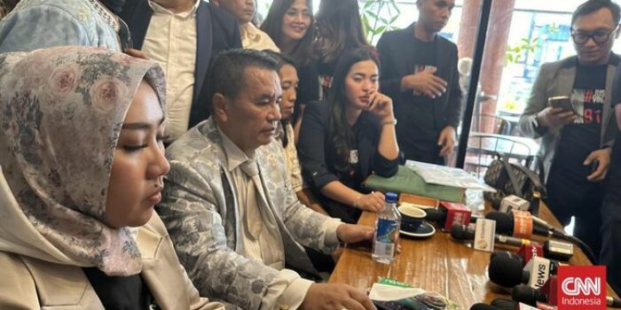 Berita Hotman Paris Bantah Tuduhan Terima Rp7 M dari Bupati Cirebon
