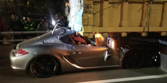 Berita Porsche Sempat Terseret 150 Meter Usai Tabrak Truk di Tol Dalam Kota
