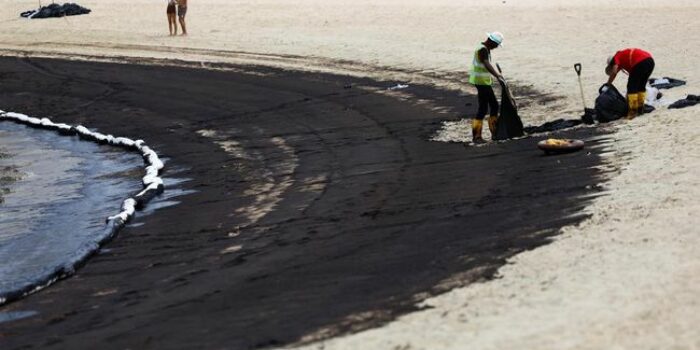 Berita Hitam Pantai Pulau Sentosa Singapura Imbas Tumpahan Minyak Kapal