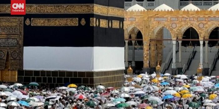 Berita Momen Jemaah Haji Pakai Payung saat Tawaf di Masjidil Haram
