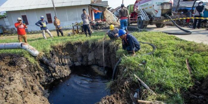 Berita Tumpahan Minyak Mentah Cemari Sungai di Indramayu