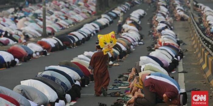 Berita Khidmat Warga Padati Jalan untuk Salat Idul Adha di Buaran