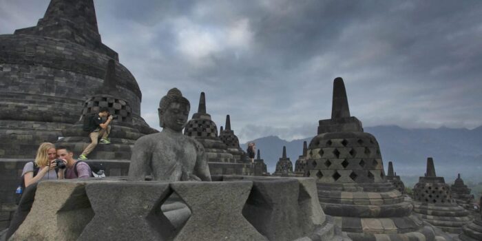 Berita Istana Sebut Ada Usulan Stairlift Candi Borobudur Dipasang Permanen