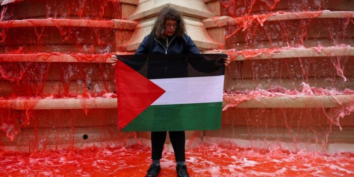 Berita Aksi Pro Palestina, Air Mancur di Paris Berubah Jadi Merah Darah
