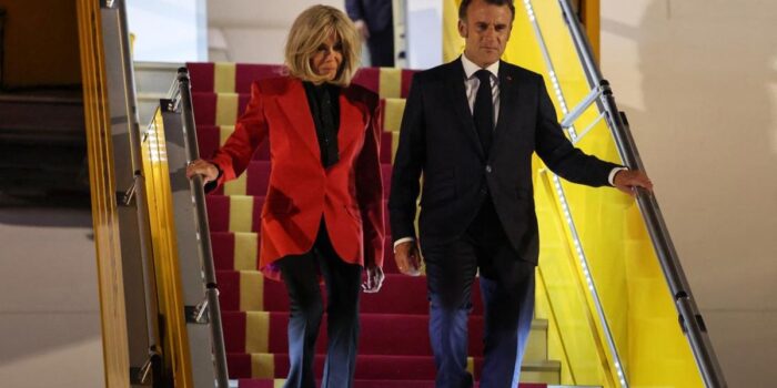 Berita Macron Usai Ditoyor Istri dalam Pesawat: Cuma Bercanda