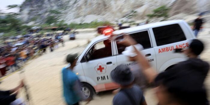 Berita 14 Tewas di Longsor Tambang Batu Cirebon, 8 Belum Ditemukan