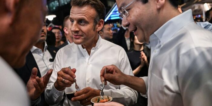 Berita Macron Pamer Diajak Jajanan Lokal oleh PM Singapura