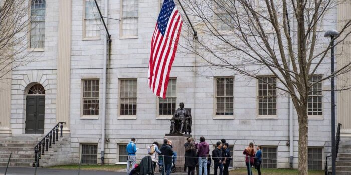 Berita Sumbang Mahasiswa Terbanyak ke Harvard, China Respons Apa ke Trump?