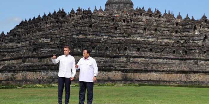 Berita Momen Macron-Prabowo ”Main’ Bareng ke Candi Borobudur