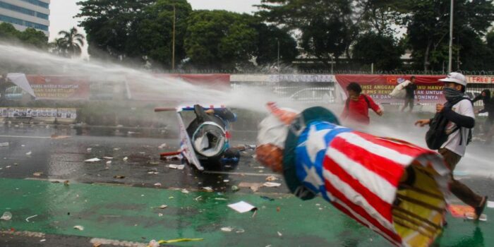 Berita Polisi Bubarkan Massa Aksi May Day 2025 di DPR