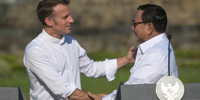 Berita Prabowo Antar Macron Tinggalkan Indonesia ke Bandara Yogyakarta