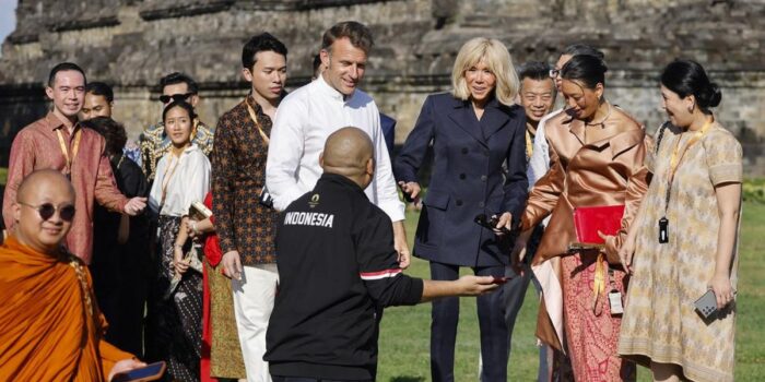 Berita Macron Berupaya Sentuh Patung Budha Dalam Stupa Saat ke Borobudur