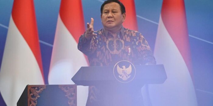 Berita Bukan Satu di Atas Satu di Bawah