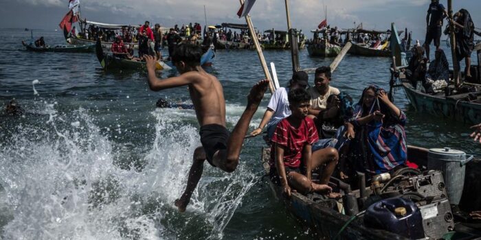 Berita Momen Sedekah Laut Nelayan Tambaklorok di Semarang