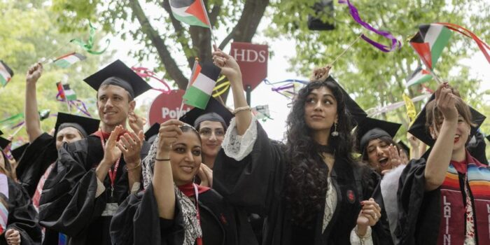 Berita Simbol Pro Palestina dan Anti Kebijakan Trump di Wisuda Harvard