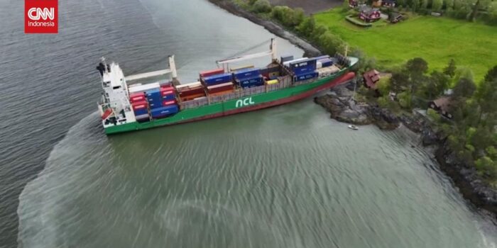 Berita Penampakan Kapal Kargo Karam, Nyaris Tabrak Rumah Warga