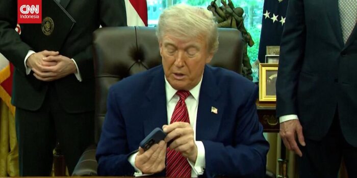 Berita Momen Nada Dering Ponsel Trump Interupsi Tanda Tangan Eksekutif