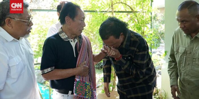 Berita Momen Hercules Minta Maaf dan Cium Tangan Sutiyoso