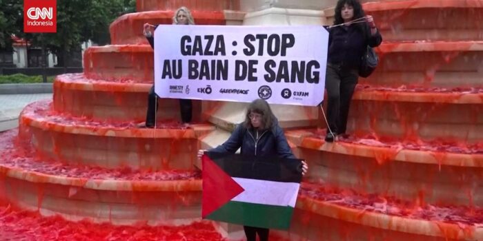 Berita Bela Palestina, Aktivis Paris Tuang Pewarna Merah ke Air Mancur