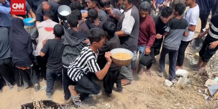 Berita Pemandangan Pilu Warga Gaza Berebut Sup saat Kelaparan