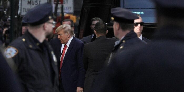 Berita MA Amerika Izinkan Trump Cabut Status Hukum Imigran untuk Dideportasi